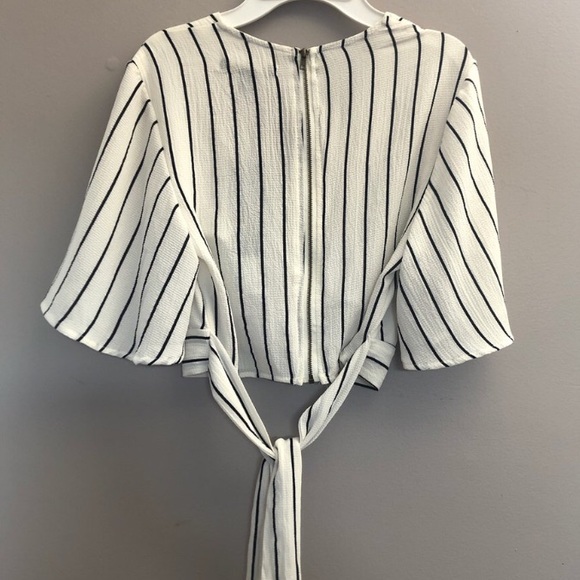 White flowy top with tie around detail - Picture 2 of 3